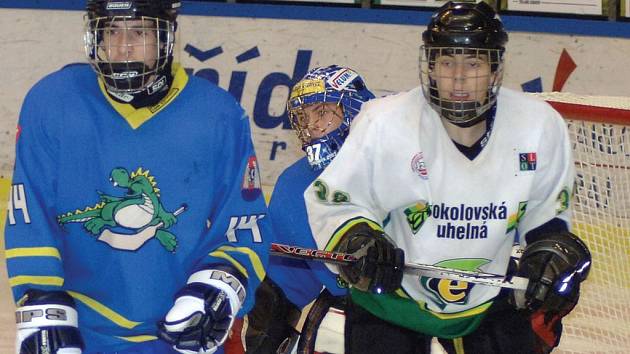 Dorostenci karlovarské Energie (v bílém) vybojovali proti Olomouci tři body za vítězství 2:1. Stejným poměrem skončil i druhý zápas, ale až po prodloužení.