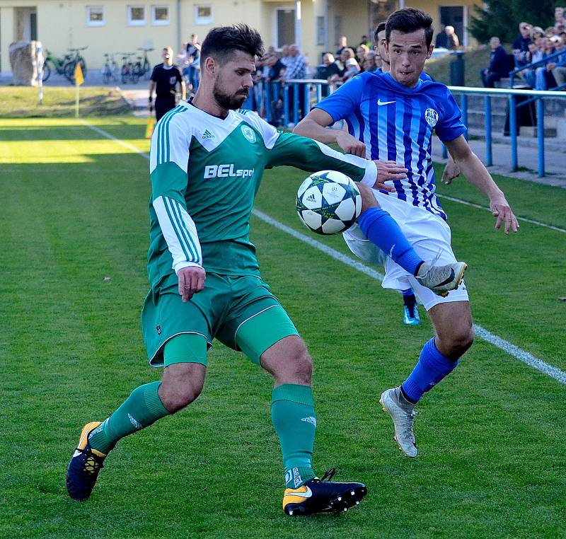 Fotbalisté Ostrova (v pruhovaném) nestačili v domácím prostředí na pražský Meteor, se kterým prohráli 0:2.