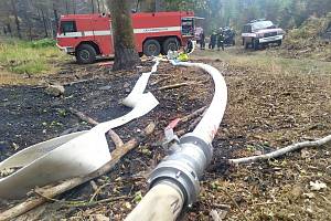 Požár lesů v Hřensku pomáhali o víkendu zdolávat také hasiči z Karlovarského kraje.