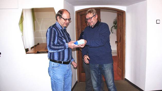 Cenu jednomu z vítězů soutěže předal předseda kulturní komise MUDr. Jan Svoboda (vpravo).