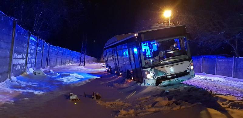 Havárie autobusu linkové dopravy v Ostrově na Karlovarsku.