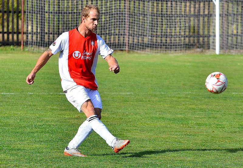 Kolovský Ajax udržel i po utkání v Perninku (v zelenočerném), kde vyhrál 4:3, neporazitelnost v podzimní části okresního přeboru mužů.