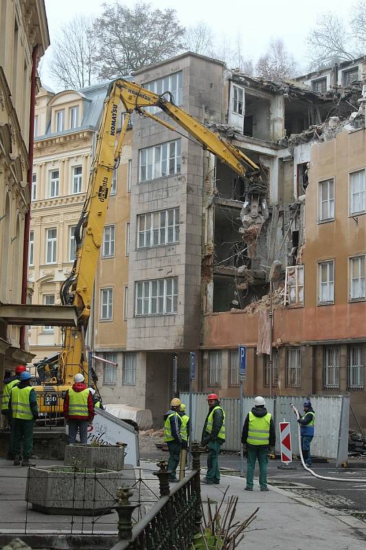 Bývalý komplex policejních budov v karlovarské ulici I. P. Pavlova, kde sídlilo za války gestapo, bourají v současné době bagry. Objekty nahradí luxusní hotel.