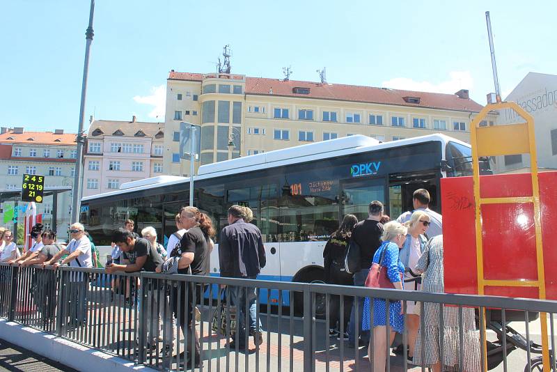 Změn v rámci rekonstrukci doznalo nejen nástupiště a přístřešek, ale i okolní ulice. Navíc je terminál ozdoben hned několika novými květinovými záhony, i nevyužitá travnatá plocha je nyní plná květin.