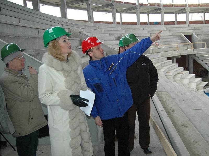 Kontrolní den na stavbě multifunkční haly. Primátorka Veronika Vlková a ředitel KV Areny Milan Bártl (v červené přilbě).