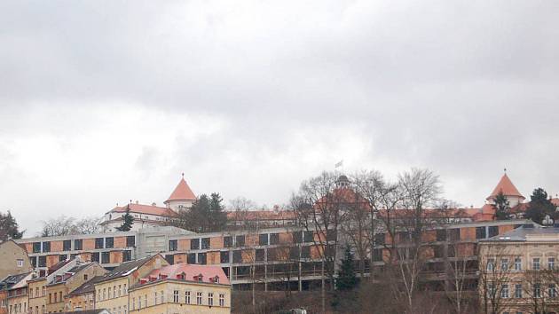 Parkovací dům v Libušině ulici zcela zastínil nádherný pohled na hotel Imperial.