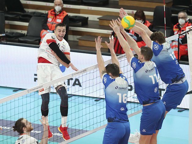 V úvodním duelu skupiny B v italském Trentu Karlovarsko nestačilo na německý velkoklub VfB Friedrichshafen, kterému podlehlo 1:3 na sety.