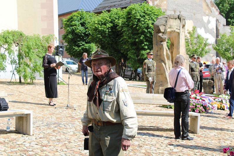 Na Jáchymovské peklo a jeho oběti přišly vzpomínat desítky lidí, jejich památku uctili u Brány ke Svobodě