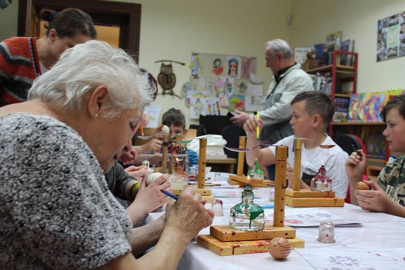 Svět jarních řemesel v kraslické knihovně