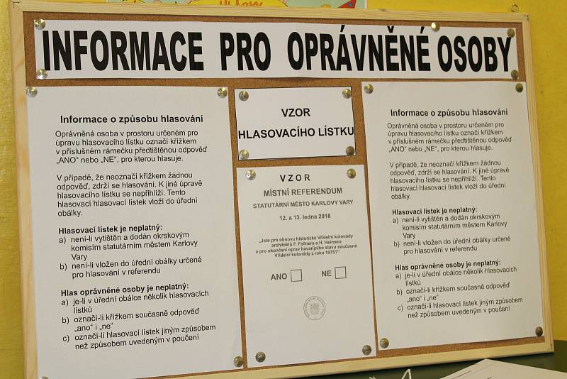 Jedna z volebních místností, kde občané Karlových Varů hlasovali v prvním místním referendu byla i v Základní škole Dukelských hrdinů.