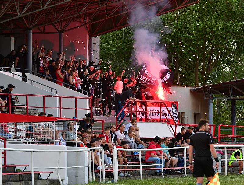 Karlovarská Slavia udělala za jarní částí Fortuna ČFL vítěznou tečku, když v derby porazila Baník Sokolov 5:1.