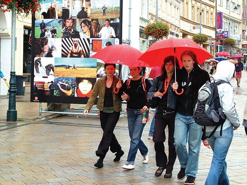 Všudypřítomný déšť si vybral útok na festivalové město.