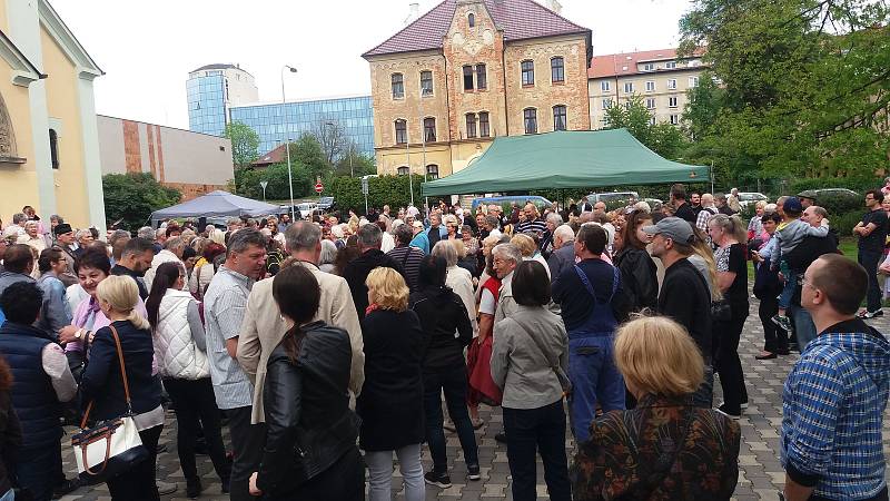 Kostel Povýšení svatého Kříže v karlovarských Rybářích může od soboty opět zvonit.