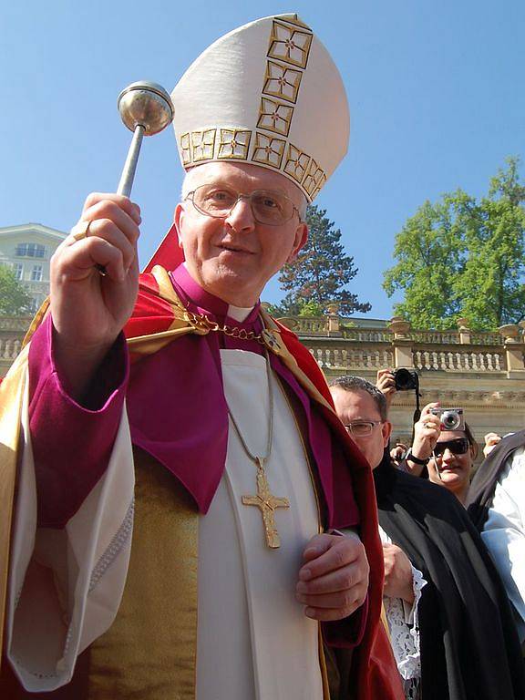 Svěcení pramenů v Karlových Varech. Litoměřický biskup Jan Baxant.