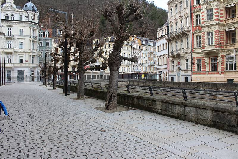 Prázdné ulice v lázeňském centru poblíž hotelu Pupp.