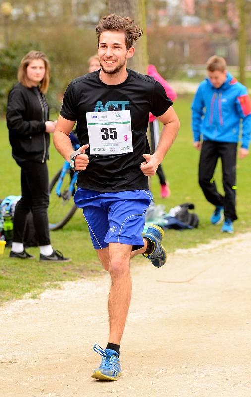 Semifinálové kolo juniorského maratonu opět ovládlo Gymnázium Cheb, které se tak podívá na celostátní finále.