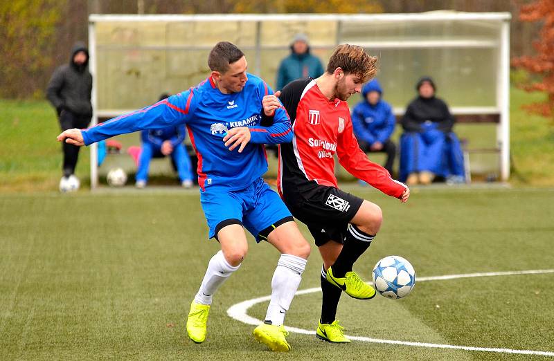 Na ostrovské umělce dosáhla na cennou výhru Stará Role (v modrém), když porazila Chodov (v červeném) 3:2.