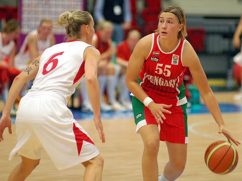 Basketbalistky ČR (v bílé) podlehly v zahajovacím utkání turnaje Maďarkám 70:71.