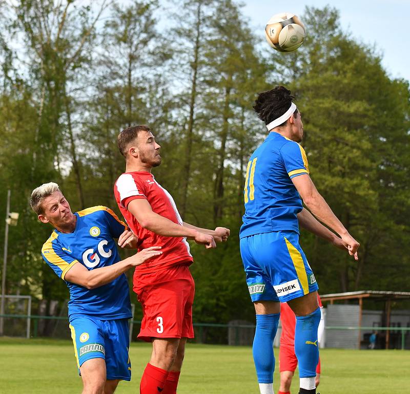 V souboji třetiligových týmů uspěla karlovarská Slavia, která porazila Teplice B 2:0.