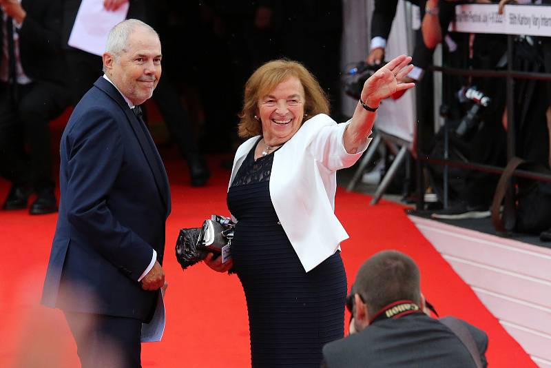 Příjezdem hostů na červený koberec hotelu Thermal začal 56. ročník Mezinárodního filmového festivalu Karlovy Vary. Na snímku Livia Klausová a Marek Eben.