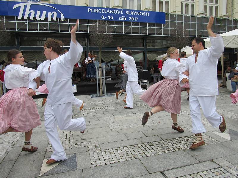 Roztančený folklorní festival a porcelánové slavnosti.