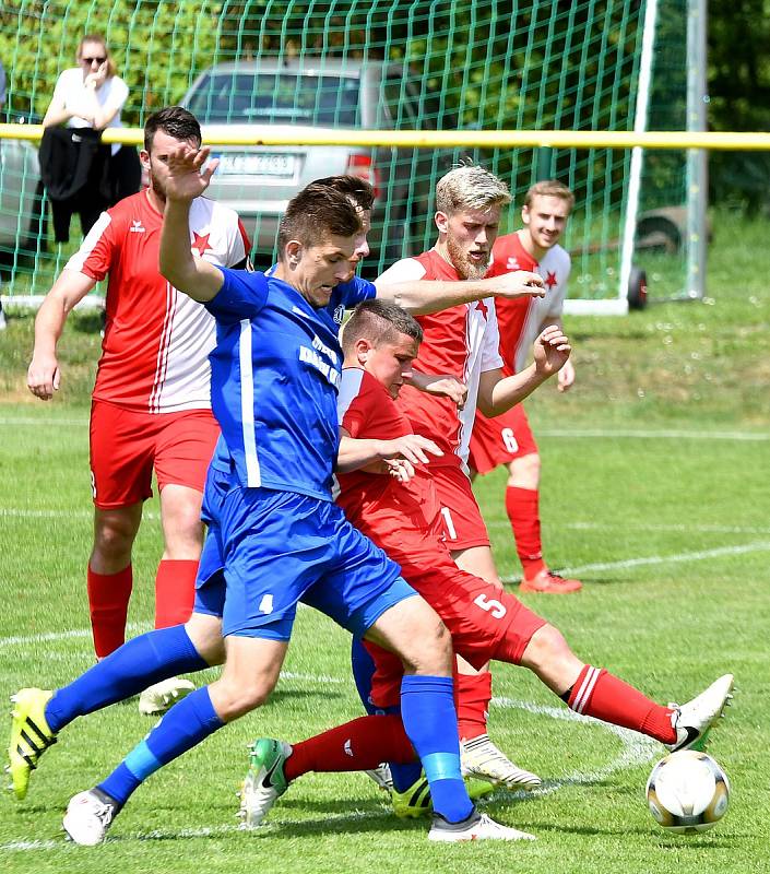 Rozhodující trefa ve 29. kole Fortuna ČFL mezi karlovarskou Slavií a Královým Dvorem padla až ve dvouminutovém nastavení. Zasloužil se o to hráč a zároveň kanonýr Slavie Jan Kalina, který svými dvěma góly napomohl sešívaným k důležité výhře 3:2.