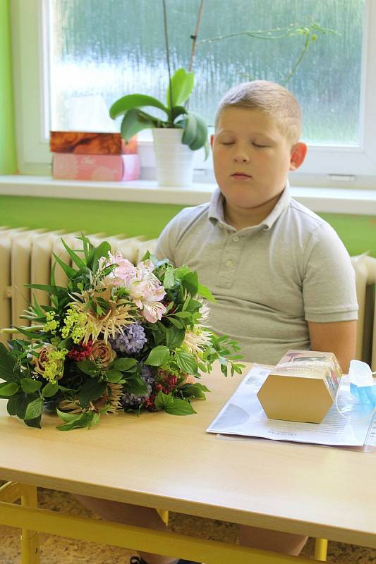 Letošní školní rok byl jiný. Kvůli koronaviru si řada dětí vylepšila své známky na závěrečném vysvědčení, nejinak tomu bylo i na Základní škole Dukelských hrdinů. Z vysvědčení měli pochopitelně největší radost prvňáčci.