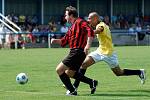 Až na popáté prolomili barážové prokletí fotbalisté Sadova (v pruhovaném), když Slavii Junior (ve žlutém) zajistili svou výhrou 4:1 pro příští ročník registračky do III. třídy, zatímco sami si budou muset vyměnil ty své za postupové