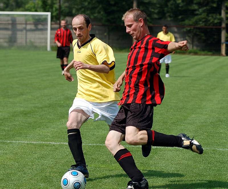 Až na popáté prolomili barážové prokletí fotbalisté Sadova (v pruhovaném), když Slavii Junior (ve žlutém) zajistili svou výhrou 4:1 pro příští ročník registračky do III. třídy, zatímco sami si budou muset vyměnil ty své za postupové