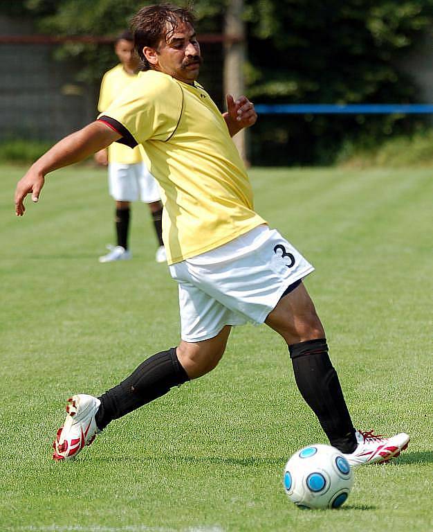 Až na popáté prolomili barážové prokletí fotbalisté Sadova (v pruhovaném), když Slavii Junior (ve žlutém) zajistili svou výhrou 4:1 pro příští ročník registračky do III. třídy, zatímco sami si budou muset vyměnil ty své za postupové