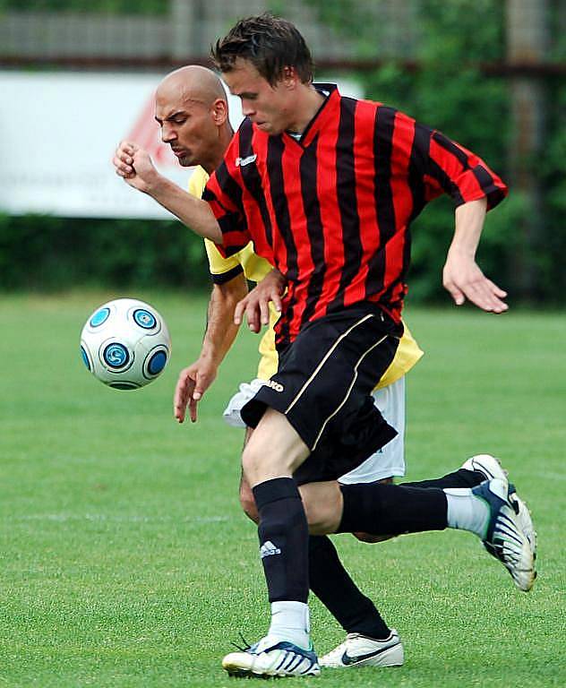 Až na popáté prolomili barážové prokletí fotbalisté Sadova (v pruhovaném), když Slavii Junior (ve žlutém) zajistili svou výhrou 4:1 pro příští ročník registračky do III. třídy, zatímco sami si budou muset vyměnil ty své za postupové