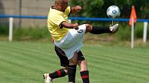 Až na popáté prolomili barážové prokletí fotbalisté Sadova (v pruhovaném), když Slavii Junior (ve žlutém) zajistili svou výhrou 4:1 pro příští ročník registračky do III. třídy, zatímco sami si budou muset vyměnil ty své za postupové