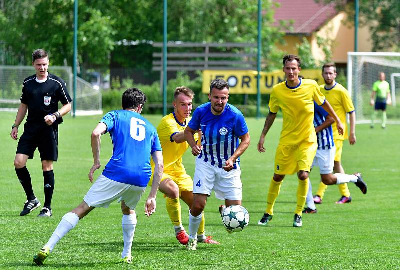 Ostrov (v modrém) sice porazil Neratovice (ve žlutém) 4:0, ale na záchranu v divizní soutěži to nestačilo.