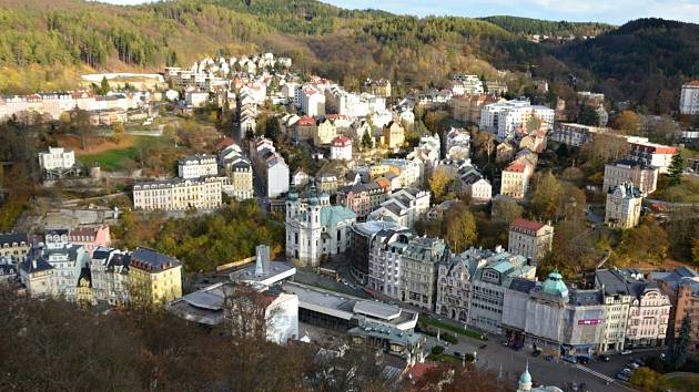 Karlovy Vary jsou krajské a statutární město v Karlovarském kraji, 110 km západně od Prahy, na soutoku Ohře a Teplé. 