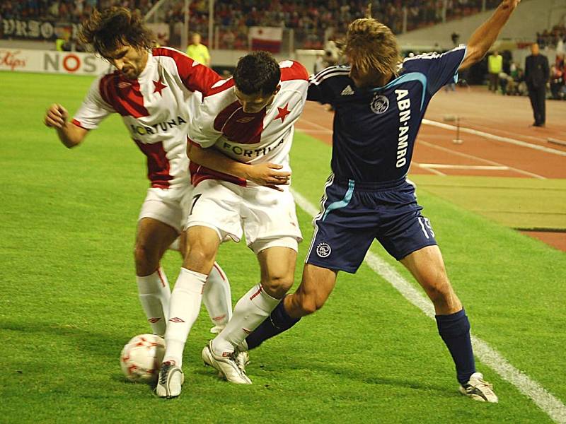 Marek Suchý (uprostřed) patřil v utkání s Ajaxem k nejlepším na hřišti.