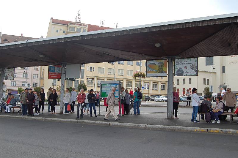 Na Rozcestí U Koníčka v Karlových Varech má vzniknout nový dopravní terminál. Nástupiště k autobusům mají být nově uprostřed vozovky. Změnou má projít i autobusové nádraží u Tržnice.