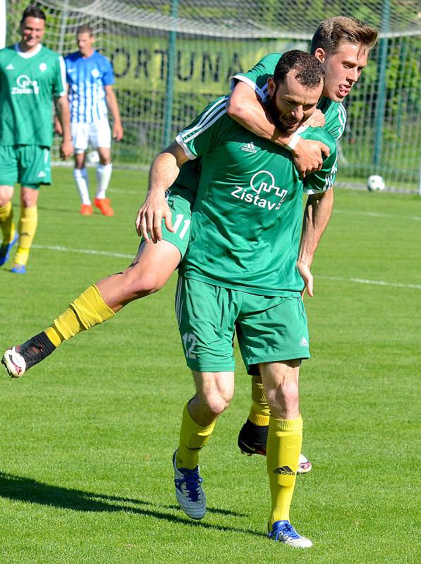 Ostrovský FK (v modrém) si připsal na účet velmi cennou výhru, když v derby pokořil karlovarský 1.FC (v zeleném) v poměru 3:2.