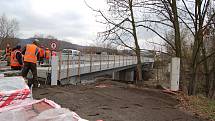 Sobotního Dne otevřených dveří na Doubském mostě si nenechala ujít asi stovka zájemců. Most si mohli projít celý.