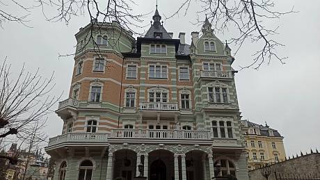 Vlastníkem hotelu Savoy Westend v ulici Petra Velikého má být společnost, kterou prý ovládá prokremelský oligarcha Vladimir Jevtušenkov.
