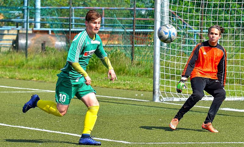 Karlovarské 1.FC (v zeleném) ovládlo krajský přebor dorostu, když v závěrečném kole završilo soutěž výhrou 7:1 nad Sedlecem (v modrém).