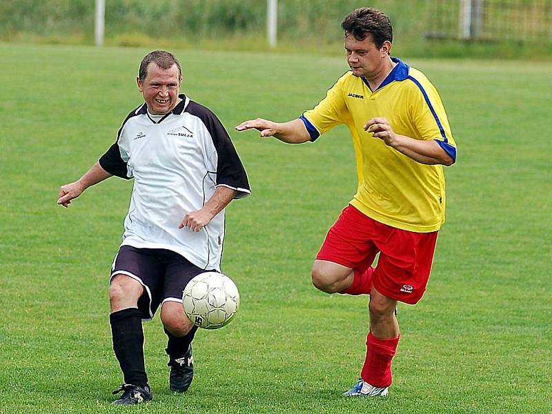 Ve Staré Roli si výhrou nad Krásným Údolím (ve žlutém) zajistili i pro příští ročník III. třídy fotbalové průkazky hráči Olšových Vrat (v bílém), když o svém sesrvání v baráži o udržení rozhodly o svém setrvání ve III. třídě až po penaltové loterii.