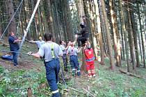 Muž spadl s padákem mezi stromy poblíž Toužimi a zůstal ve větvích ve výšce dvaceti metrů. Sám se neodvážil slézt, přivolaní hasiči museli za ním na strom, zajistit ho lanem a spustit dolů.