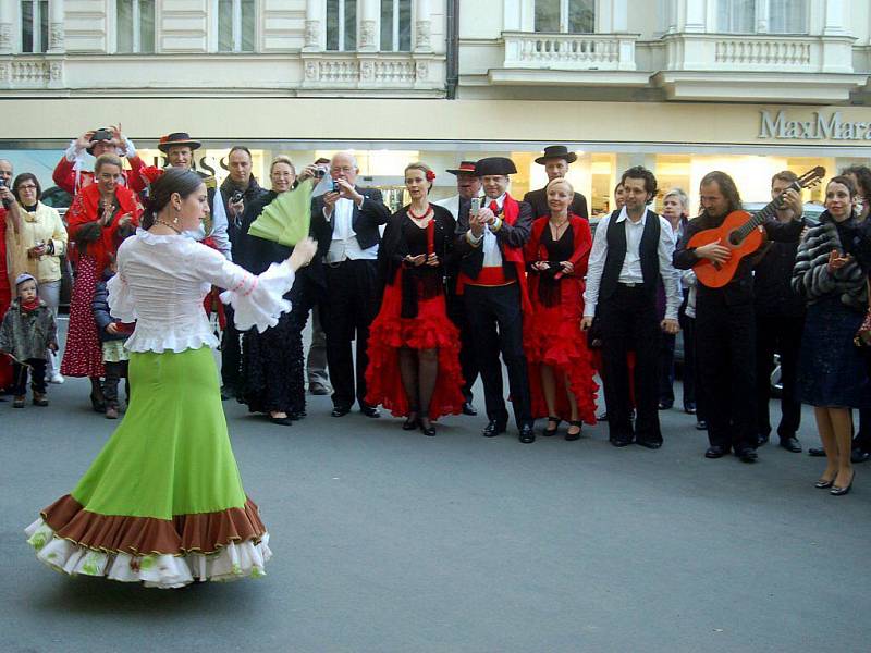 Maškarní ples na setkání šlechty v Karlových Varech