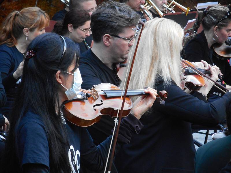 Karlovarský symfonický orchestr koncertoval na Svatošských skalách.