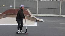 Ostrovský skatepark je opět otevřený. V sobotu zde dováděli kluci na koloběžkách.