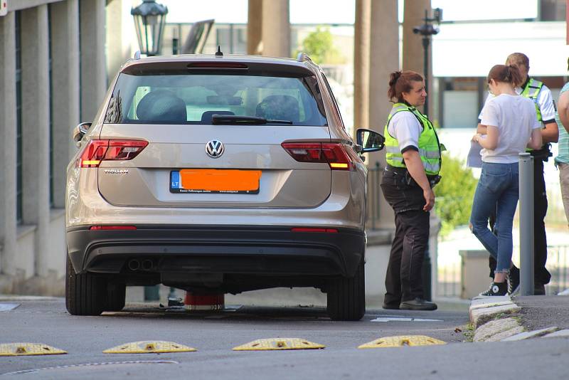 Litevská posádka tohoto vozu měla smůlu, i ona uvízla na výsuvném sloupku na Zámeckém vrchu.