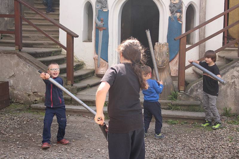 Lidé využili první velké příležitosti a vyrazili se pobavit na Horní hrad.