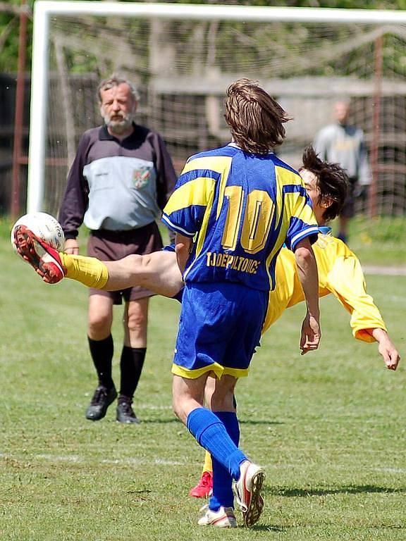 Ve 22. kole III. fotbalové třídy uspěl na domácí půdě celek Abertam (ve žlutém), který si poradil s nováčkem soutěže Děpoltovicemi v poměru 3:0.