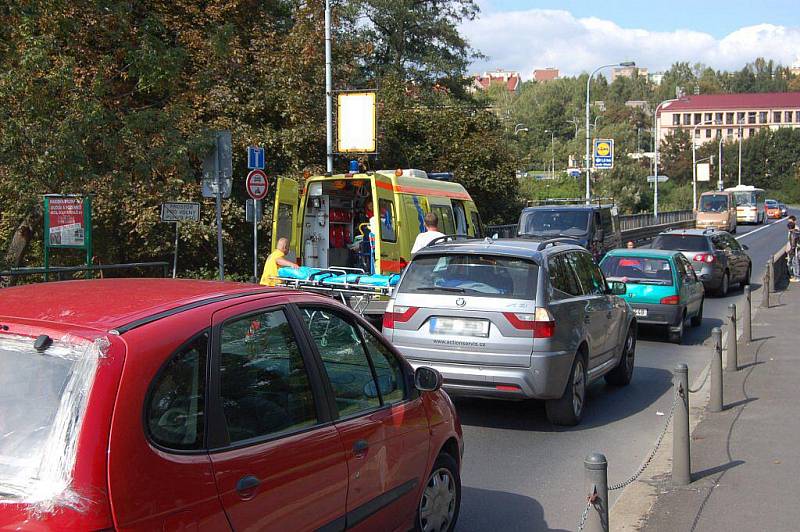 Nehoda na Chebském mostě v Karlových Varech ve čtvrtek 15. září