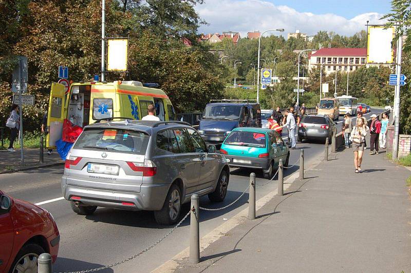 Nehoda na Chebském mostě v Karlových Varech ve čtvrtek 15. září